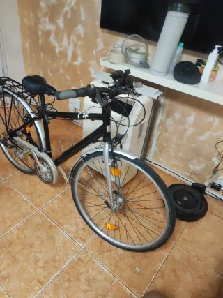 Bicicleta negra con portaequipajes
