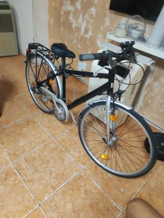Bicicleta negra con portaequipajes