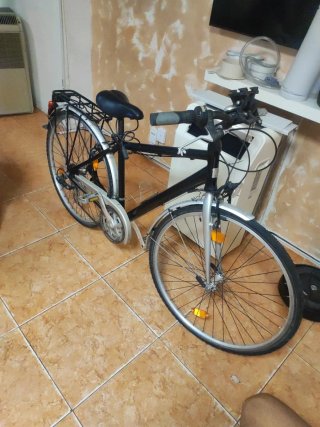 Bicicleta negra con portaequipajes