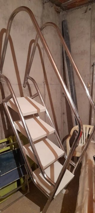 Escalera de metal con peldaños blancos
