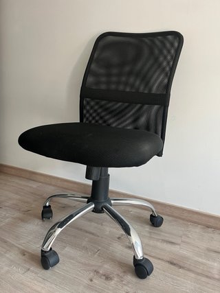 Silla de oficina negra con ruedas