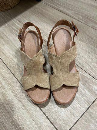 Sandalias de tacón beige y marrón