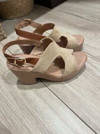 Sandalias de tacón beige y marrón