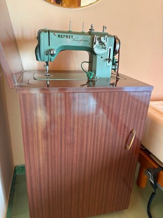 Máquina de coser Refrey Transforma con mueble