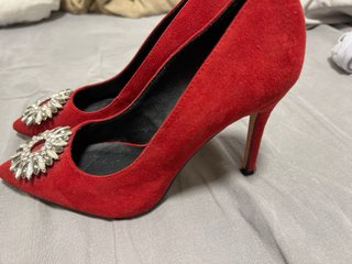 Zapatos de tacón AZAREY rojos con pedrería