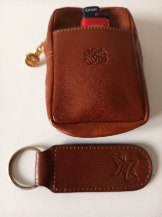 Pitillera y llavero de piel Loewe