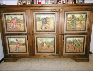 Mueble de madera con paneles decorados