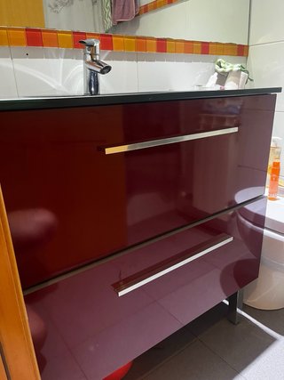 Lavabo de cerámica negro con mueble