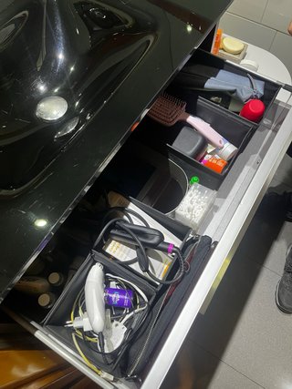 Lavabo de cerámica negro con mueble