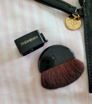 NECESER YVES SAINT LAURENT.
