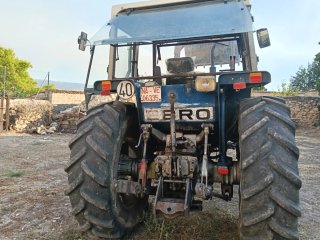 Tractor agrícola con pala frontal