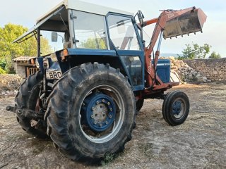 Tractor agrícola con pala frontal
