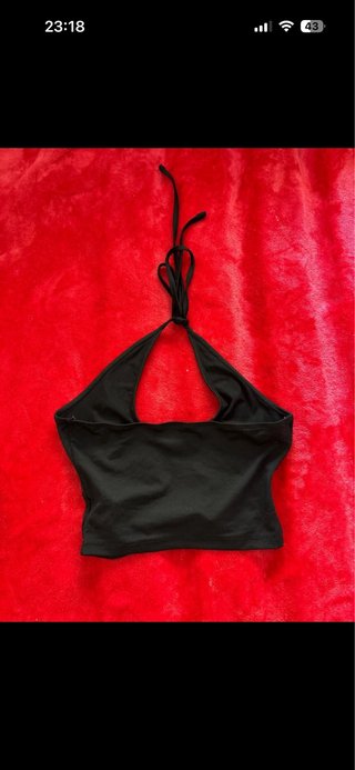 Top negro halter con rotos