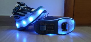 Zapatillas con ruedas y luces LED