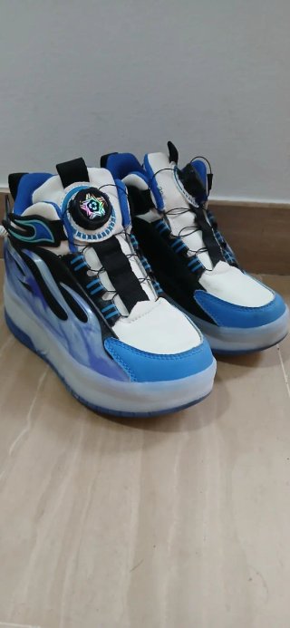 Zapatillas con ruedas y luces LED
