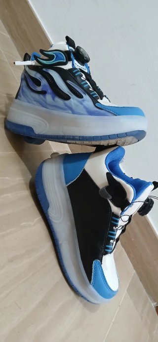 Zapatillas con ruedas y luces LED