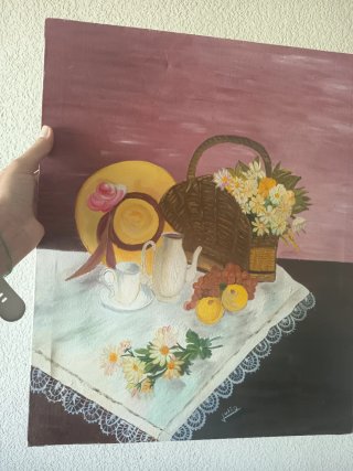 Cuadro de cesta con flores y sombrero