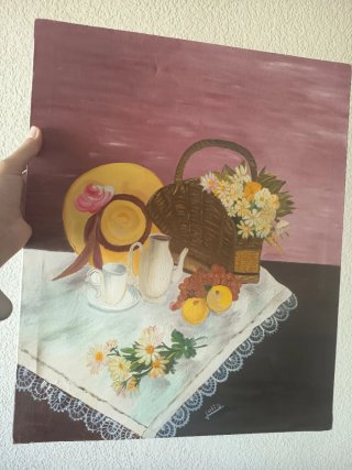 Cuadro de cesta con flores y sombrero