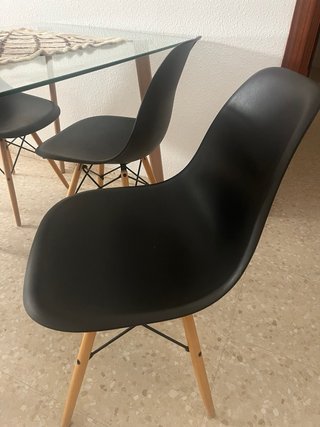 Mesa cristal y 4 sillas negras