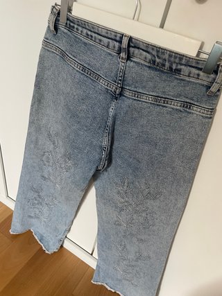 Pantalón vaquero ancho bordado