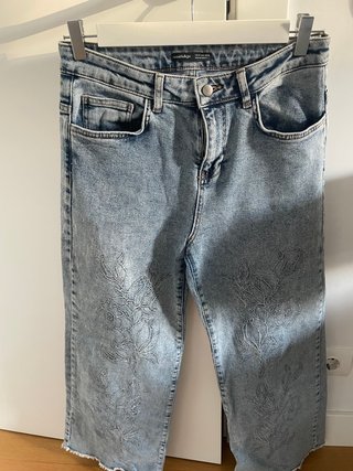 Pantalón vaquero ancho bordado