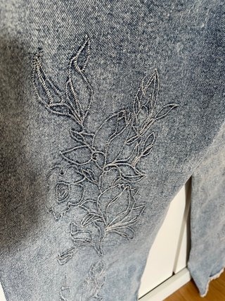 Pantalón vaquero ancho bordado