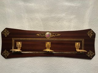 Perchero de madera con detalles dorados