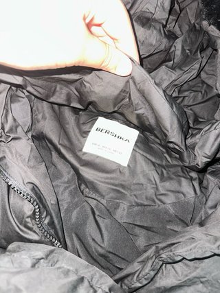 Chaqueta negra con capucha de pelo