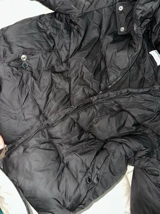 Chaqueta negra con capucha de pelo