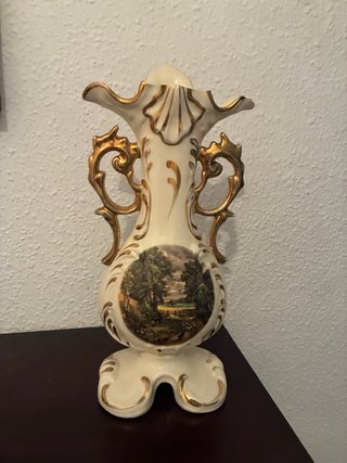 Jarrón de cerámica blanco y dorado
