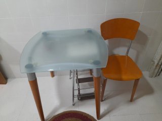 Mesa cocina cristal y silla de madera