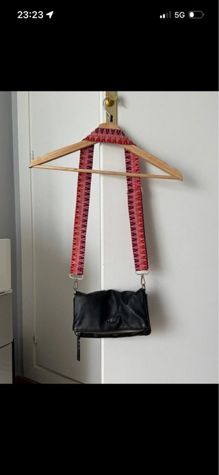 Bolso Negro Piel con Correa Rosa