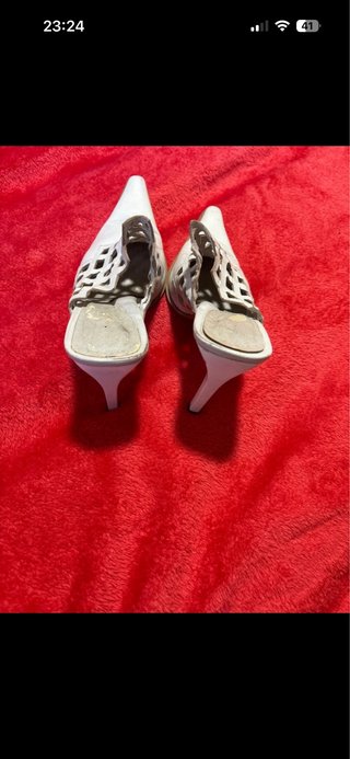 Tacones blancos destalonados
