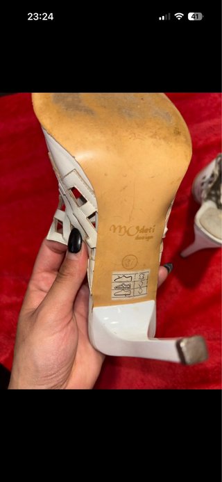 Tacones blancos destalonados