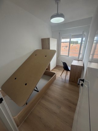 Cama individual con cabecero blanco