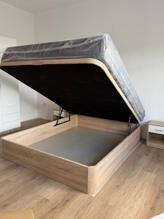 Cama individual con cabecero blanco