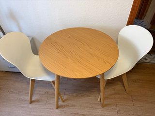 Conjunto Mesa y 2 Sillas BoConcept