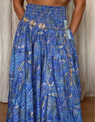 Falda larga estampada azul y dorada