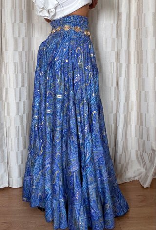 Falda larga estampada azul y dorada