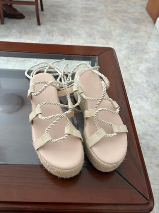 Sandalias cuña beige atadas