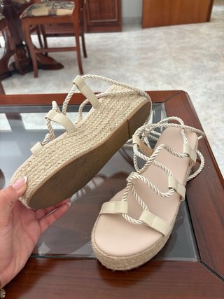 Sandalias cuña beige atadas