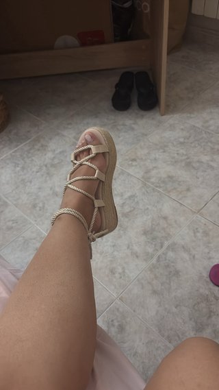 Sandalias cuña beige atadas