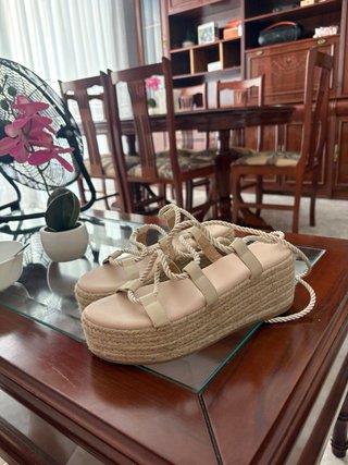 Sandalias cuña beige atadas