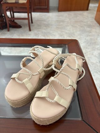 Sandalias cuña beige atadas