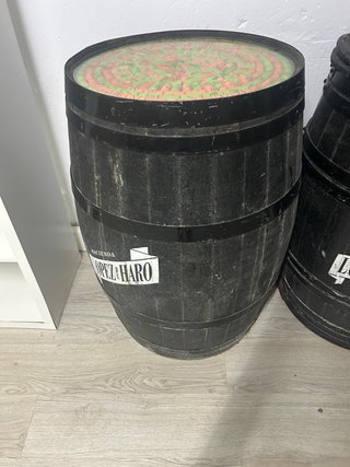 Barrica de vino decorada con tapones