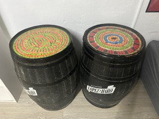 Barrica de vino decorada con tapones