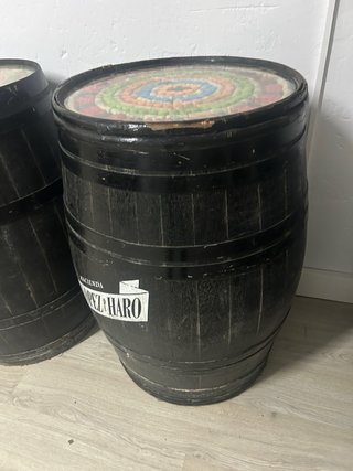 Barrica de vino decorada con tapones