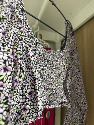 Blusa top corto floral manga larga