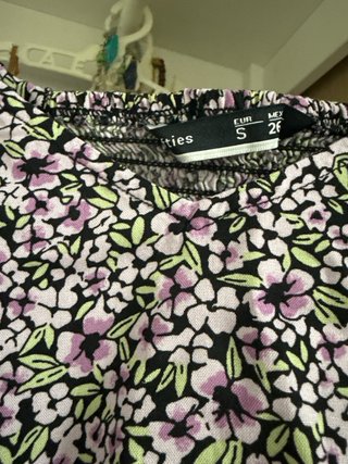 Blusa top corto floral manga larga