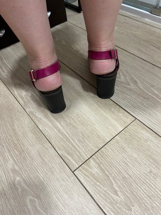 Sandalias de tacón rosa fucsia con detalle dorado